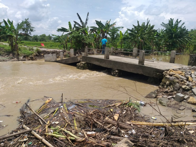 Jembatan penghubung antar desa di Desa Sinorboyo, Kecamatan Benjeng, Kabupaten Gresik, Jawa Timur, ambrol. (Foto: Istimewa)