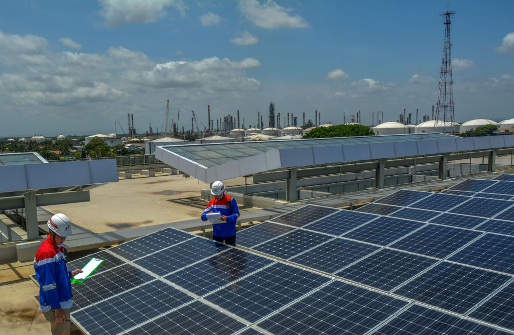 Pemasangan PLTS di kilang Pertamina - - Foto: MI/ Lilik Darmawan