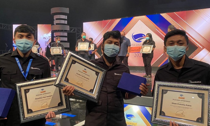 6 Jurnalis dan Tim Produksi Medcom.id Terima Penghargaan dari Media Group News
