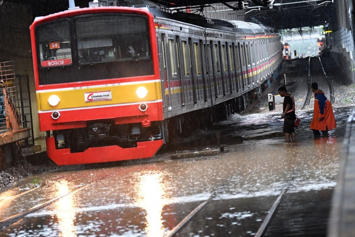 Rel Kereta Stasiun Tebet Terandam Banjir, KRL Tak Bisa Melintas