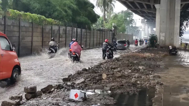 Hujan Deras, Jalan Lodan Raya dan Parang Tritis Ancol Tergenang