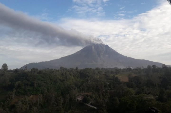 Guguran Abu Sinabung Meluncur 1.000 Meter