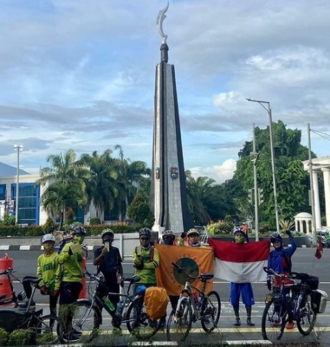 Relawan dari Sekolah Alam Bogor gowes sejauh 400 km untuk berbagi kepada pejuang jalanan. (Foto: Dok. Instagram @salambogor)