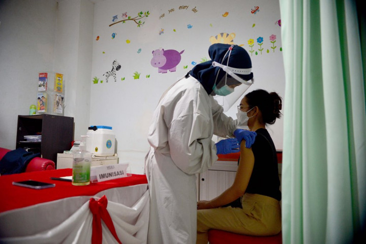 Vaksinasi bagi Pekerja Publik Efektif Bantu Penanganan Covid-19