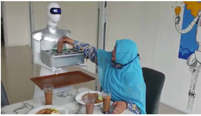 Santri Diniyah Putri Padang Ciptakan Robot Pelayan Kafe