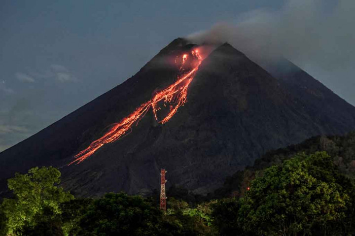 Lagi, Gunung Merapi Luncurkan Guguran Lava Pijar Sejauh 1 Km