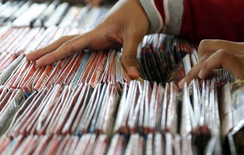 Foto Ilustrasi. Pada era DVD pembajakan masih dalam format cakram padat, namun saat ini berbentuk situs di internet (Foto: MI/Ramdani) 