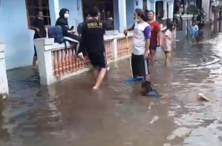 Warga Cipinang Melayu Mengungsi ke Universitas Borobudur Akibat Banjir