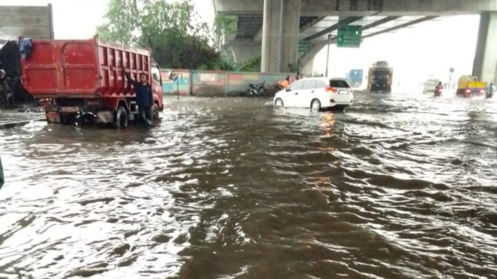 Area Jembatan Layang Cipulir Banjir 1 Meter