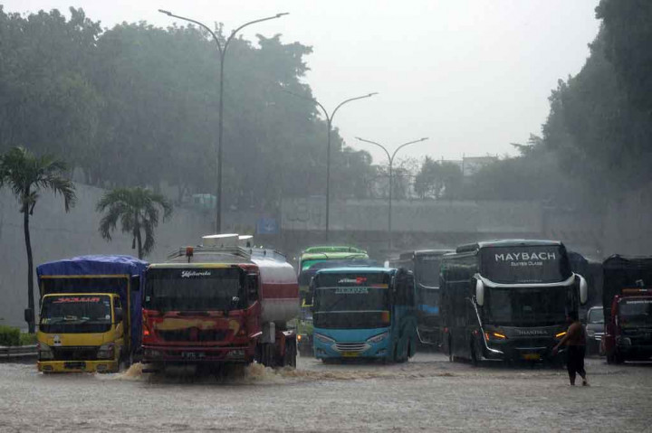Penampakan Tol JORR TB Simatupang Terendam Banjir