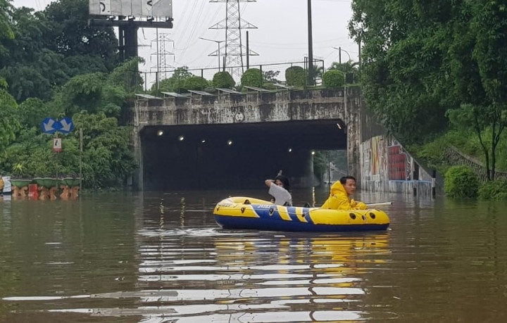 Banjir, Petugas Terapkan <i>Contraflow</i> di Jalan DI Panjaitan