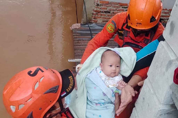 Potret Evakuasi Ratusan Keluarga Korban Banjir di Cipinang Melayu