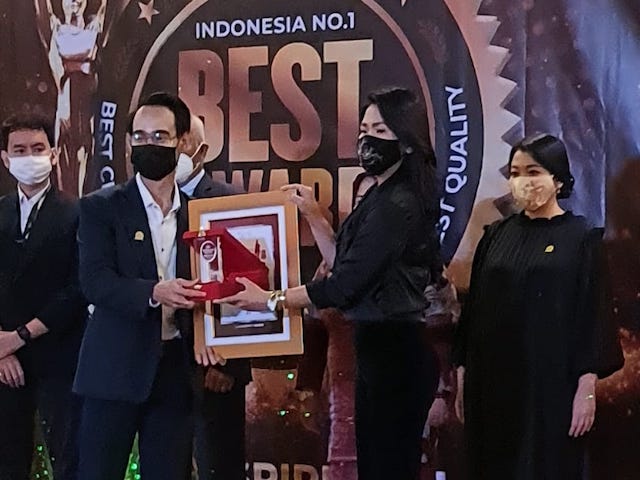 Lydia Novrien Singal, Founder dan Chief Executive Officer dari CEO Consulting menyabet dua kategori penghargaan sekaligus dalam ajang bergengsi yang diselenggarakan Pusat Prestasi Indonesia. (Foto: Dok: Pribadi)