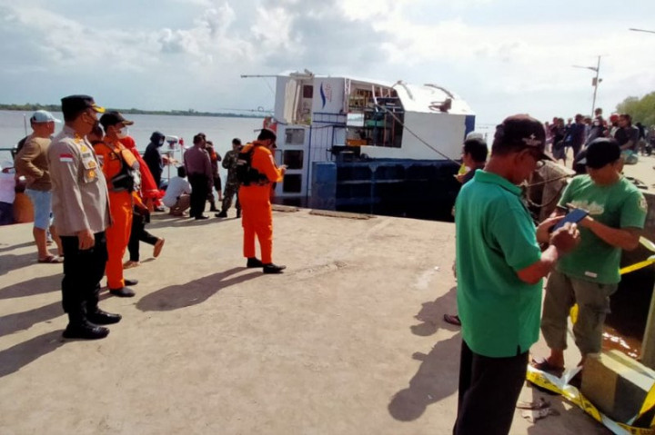 Kapal Feri KMP-Bili Tebas Terbalik