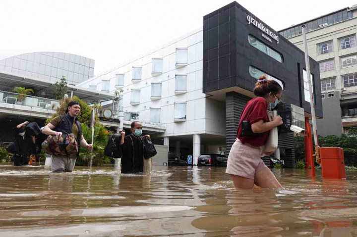 Banjir tak Kunjung Surut, Tamu Hotel di Kemang Dievakuasi