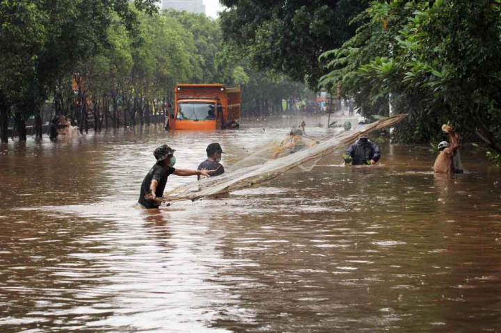 Saat Warga Menjala Ikan di Tengah Banjir Jakarta