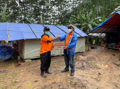 Tinjau Penyaluran Bst Dirut Pos Indonesia Sambangi Korban Bencana Longsor Di Purwakarta