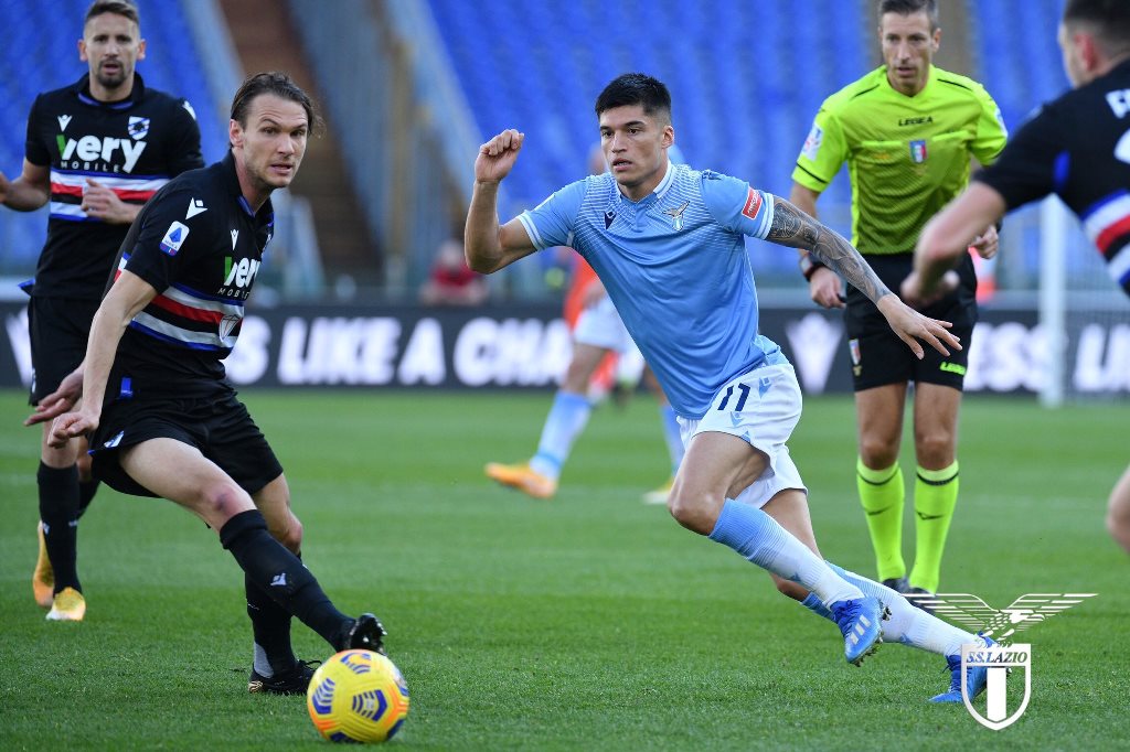 Penyerang Lazio, Joaquin Correa (tengah), mencoba melewati hadangan pemain Sampdoria (twitter: @OfficialSSLazio)