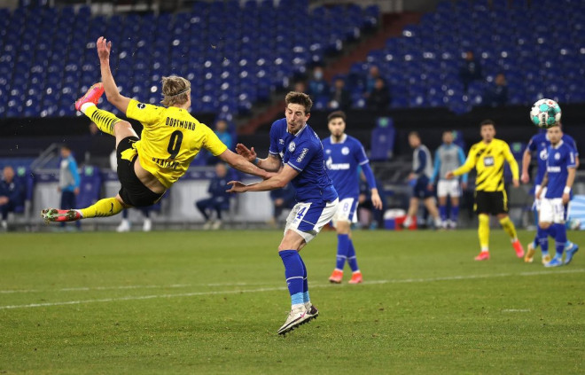 Penyerang Borussia Dortmund, Erling Haaland, mencetak gol ke gawang Schalke (twitter: @BlackYellow)