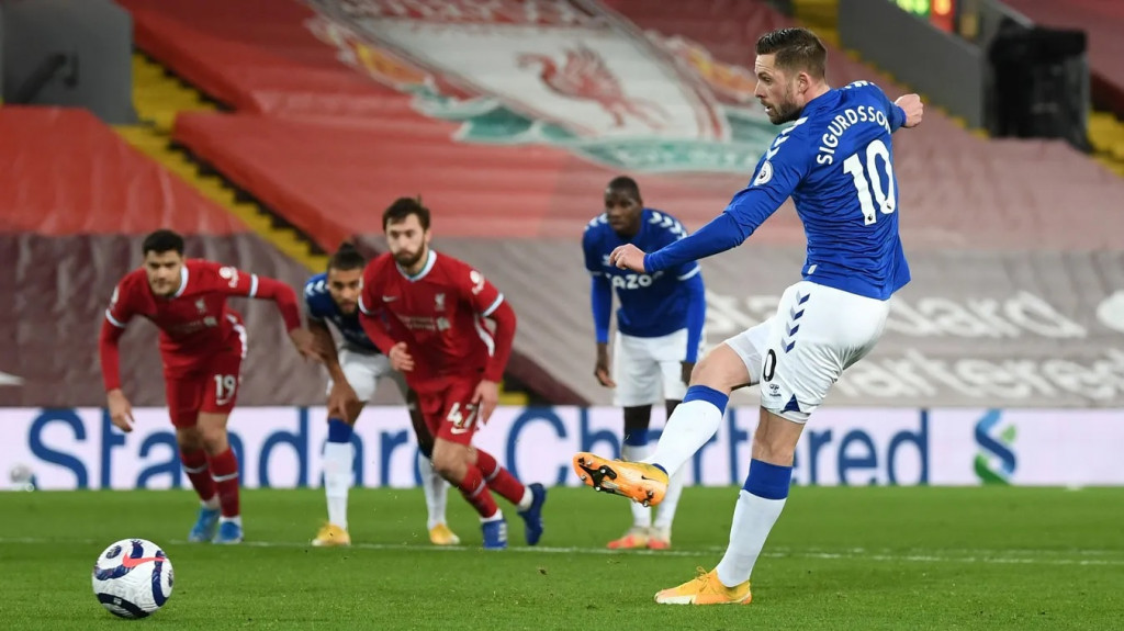 Gelandang Everton, Gylfi Sigurdsson, mencetak gol dari titik putih ke gawang Liverpool (premierleague.com)