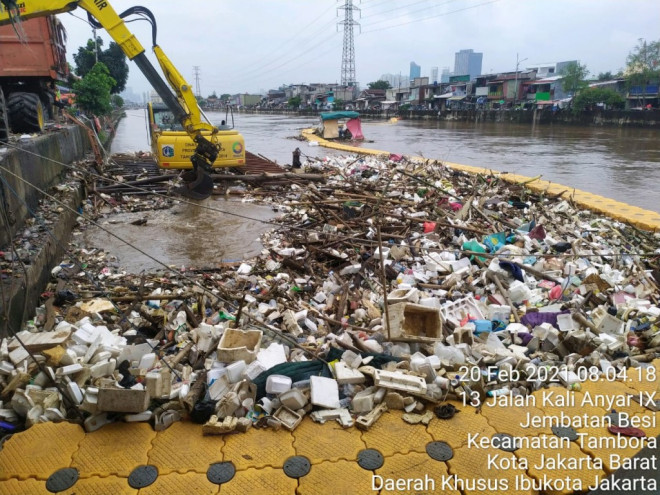 Ilustrasi penanganan kebersihan Kali BKB Season City, Kecamatan Tambora, Jakarta Barat, Sabtu, 20 Februari 2021. Foto: Twitter/@Dinaslhdki
