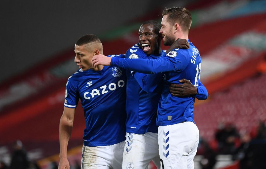 Momen saat para pemain Everton merayakan gol Gylfi Sigurdsson (kanan) ke gawang Liverpool (Foto: AFP/Laurence Griffiths)