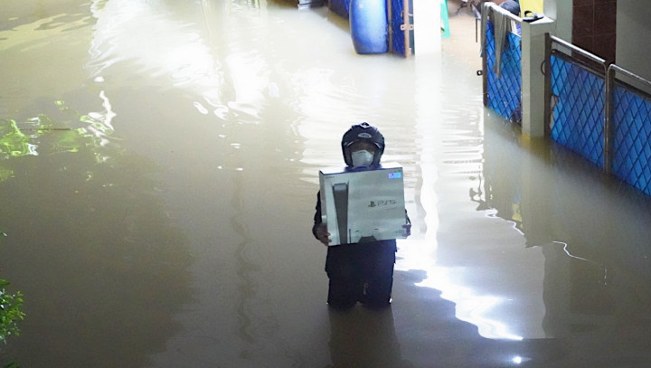 Cerita Seorang Pria Tembus Banjir Demi Jemput PS5