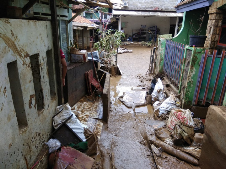 Sampah Sisa Banjir di Cipinang Melayu Mulai Diangkut