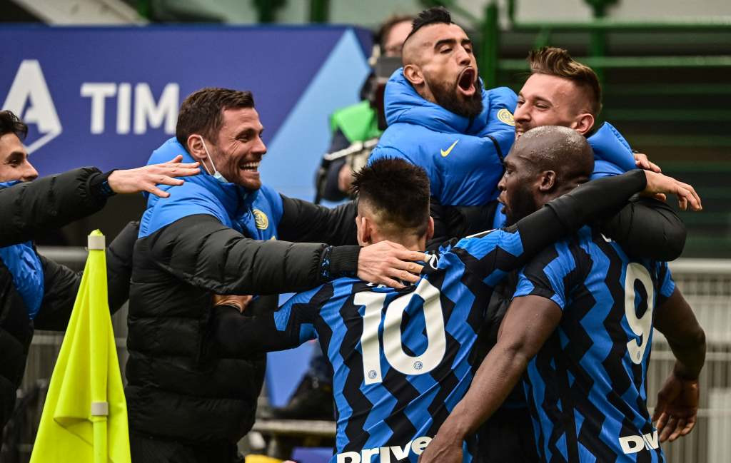 Para pemain Inter merayakan gol Romelu Lukaku (kanan) (Foto: AFP/Miguel Medina)