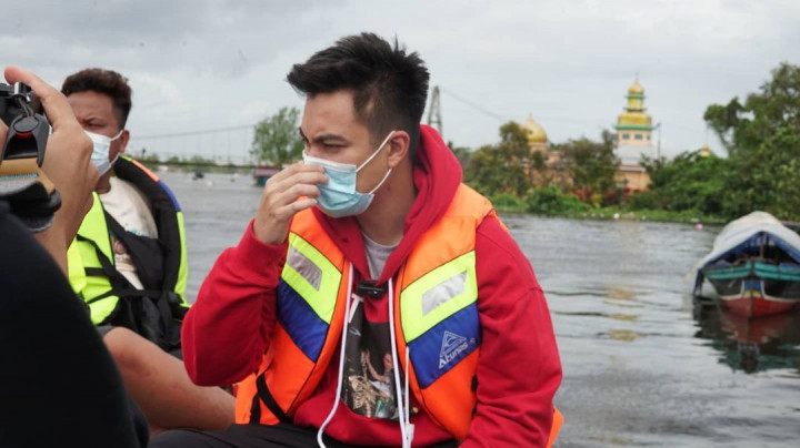 Baim Wong Bantu Korban Banjir, Evakuasi Bayi dan Lansia