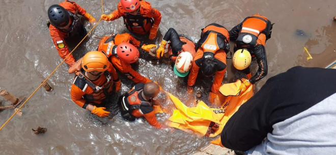 Proses evakuasi jasad bocah tenggelam di Tangerang Selatan, Banten. (Foto: Istimewa)