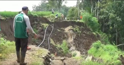 Jalan Sepanjang 70 Meter di Tulungangung Ambrol Tergerus Longsor