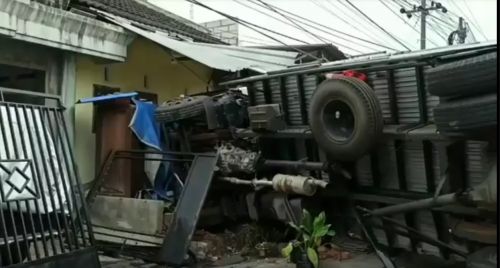 Truk Tronton Seruduk Dua Kendaraan dan Rumah di Pasuruan