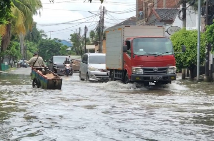 Pemprov DKI Pastikan Tak Ada Lagi Anak Berenang di Area Banjir