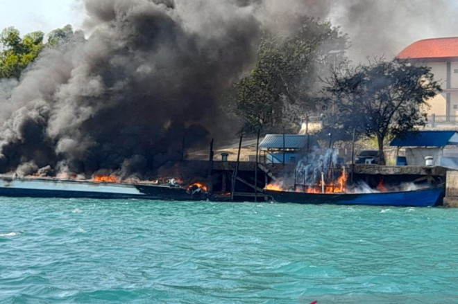 Kapal yang bersandar di dermaga Bea Cukai Batam, Kepulauan Riau, terbakar. (Foto: istimewa)
