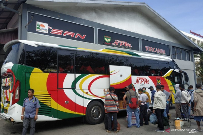 Penumpang menaiki bus Padang-Jakarta. (Foto: Antara/Mutiara)