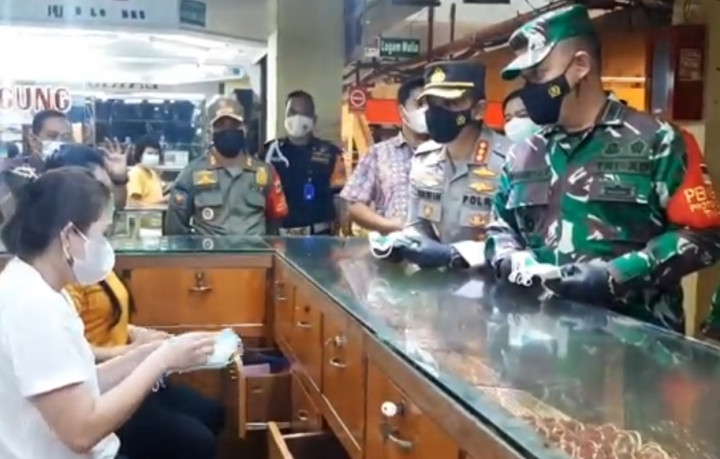 Kesiapan Pedagang Pasar Kramat Jati Sebelum Divaksin Dicek