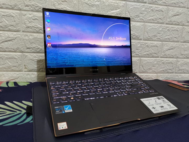 Asus ZenBook Flip S (UX371EA), Laptop Sekaligus Tablet Mewah