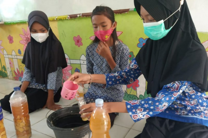 Guru di Jambi Ajarkan Siswa Manfaatkan Sampah Jadi <i>Eco Enzyme</i>
