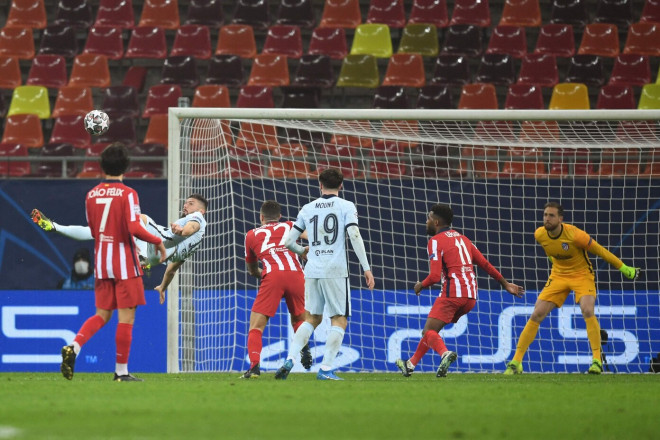 Giroud cetak gol salto (Foto: Daniel MIHAILESCU/AFP)