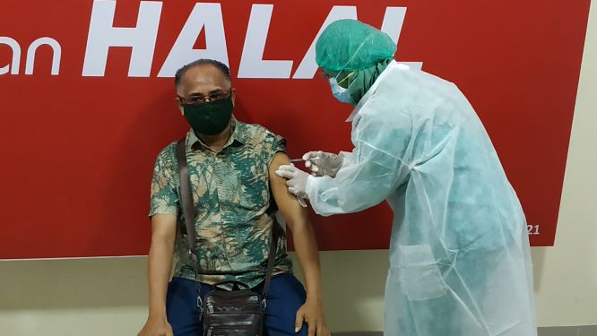 Guru Pendidikan dan Kewarganegaraan SMAN 60 Jakarta, Dede Supriatna saat disuntik vaksin. Foto: Medcom.id/Ilham Pratama