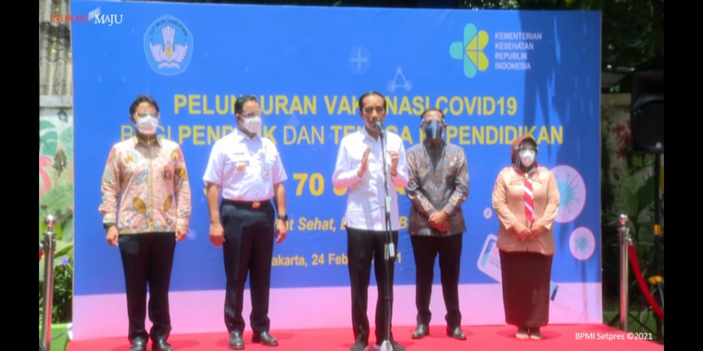 Presiden Joko Widodo (tengah) saat memantau vaksinasi untuk guru. Foto: Dok. Biro Pers