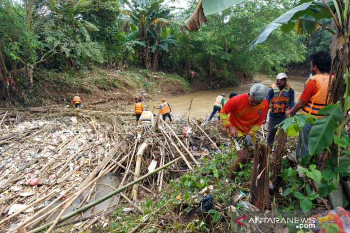 Bambu Menyumbat Aliran Sungai Cikeas di Bekasi