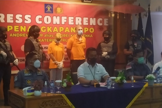 Konferensi pers penangkapan buronan Interpol asal Rusia, di Kantor Imigrasi Ngurah Rai Bali, Rabu, (24/02/2021). (Antara/Ayu Khania Pranisitha)