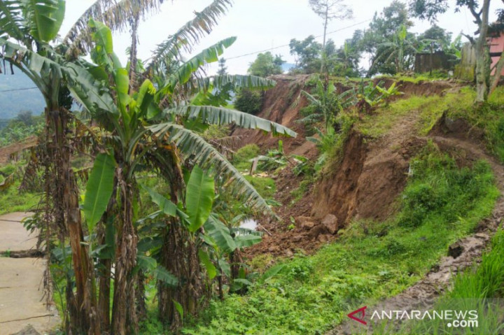 Ratusan KK di Cipanas-Cianjur Terisolasi Akibat Jalan Amblas