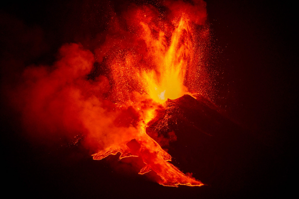 Potret Semburan Lava Panas Gunung Etna Seolah Terangi Langit Malam