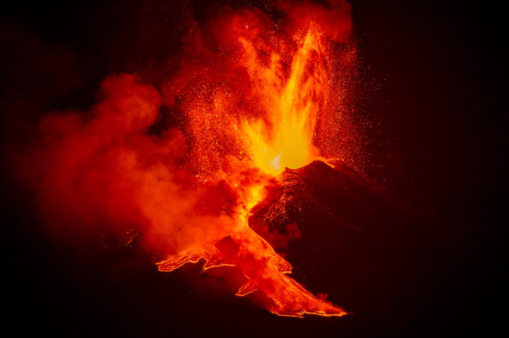 Potret Semburan Lava Panas Gunung Etna Seolah Terangi Langit Malam