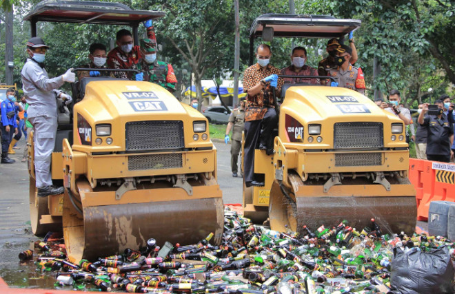 Pemerintah Kota (Pemkot) Tangerang musnahkan 3.140 botol minuman keras (miras) berbagai jenis, Kamis, 25 Februari 2021. Medcom.id/ Hendrik Simorangkir