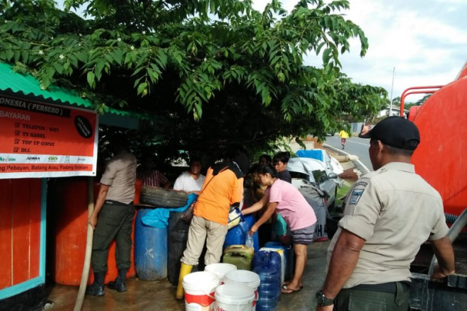 BPBD Padang mendistribusikan bantuan air bersih kepada warga yang kesulitan mendapat air bersih. Dokumentasi/ HO BPBD