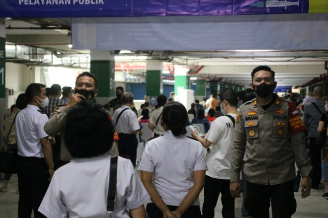 Proses vaksinasi covid-19 untuk pemuka agama di Masjid Istiqlal, Jakarta, diberhentikan sementara akibat ada kerumunan. Medcom.id/Christian